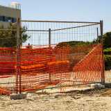 ...anche se l�entrata dal lato terra, essendo evidentemente pericolante, � protetta da dalle barriere in ferro